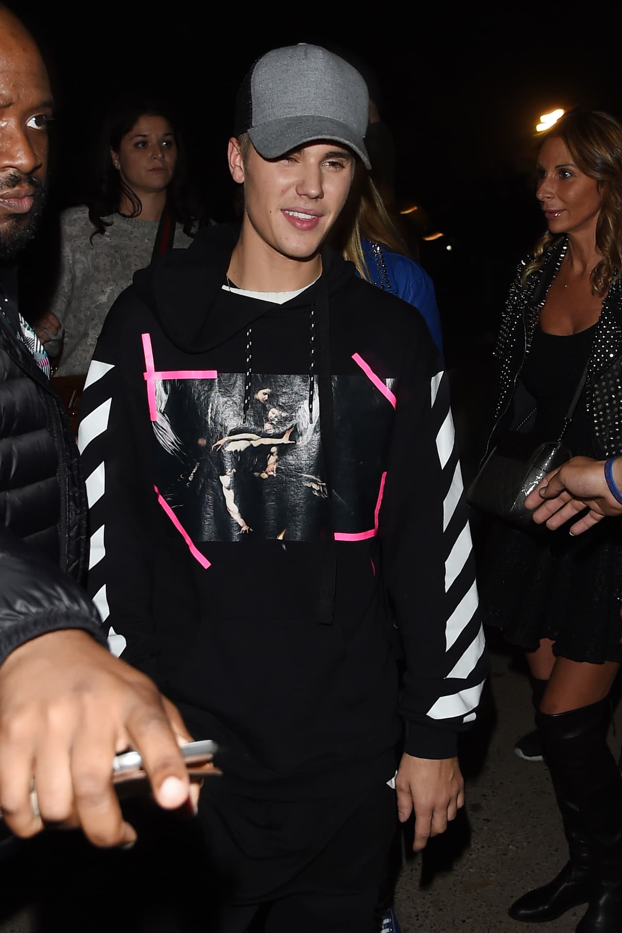 Bieber se fue muy feliz a celebrar sus triunfos, pero parece que no lo hizo solo.