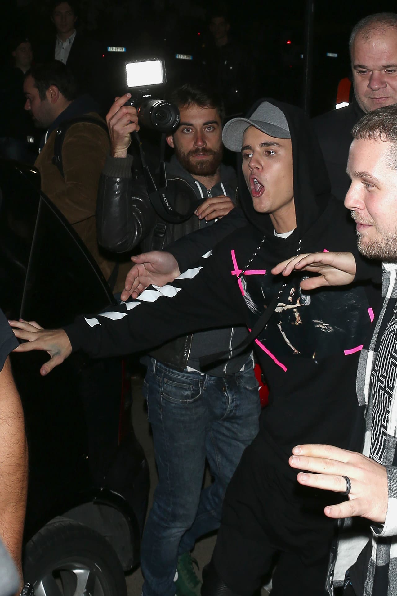 Y es que tras su increíble presentación en los MTV EMA's 2015, el cantante se fue de fiesta.