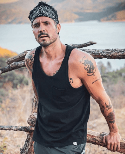 En medio de la cuarentena por Covid-19, el actor concedió una entrevista a People en Español en la que recordó sus inicios como actor y reconoció haberse dejado deslumbrar por el éxito en distintas etapas de su carrera.
<br>