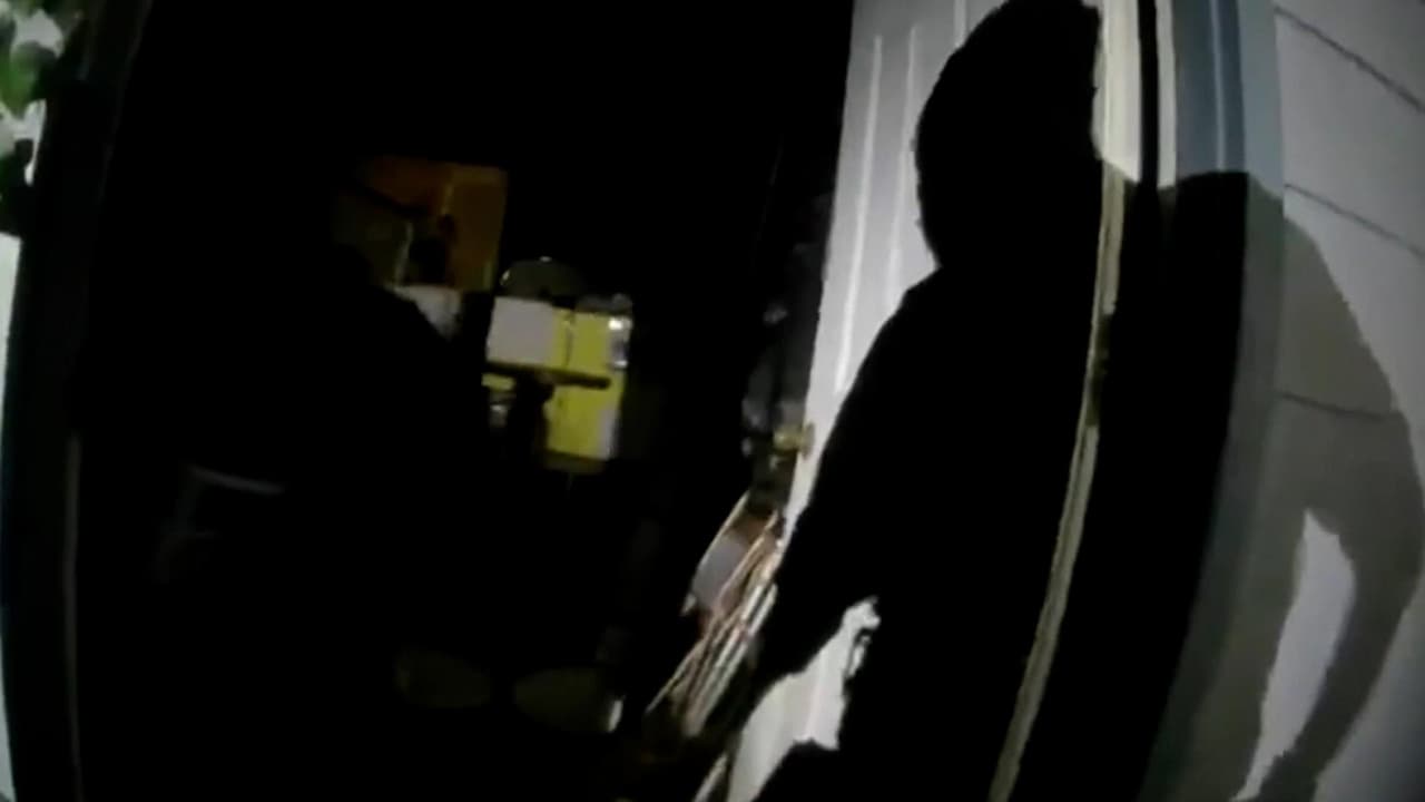 Este video de la cámara corporal de un agente acusado por la muerte de un hispano desarmado será clave en el juicio