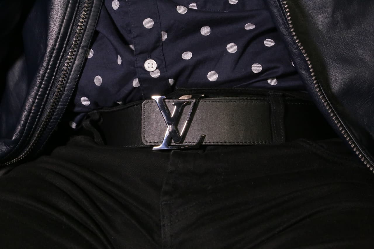 Le encanta lucir cinturones de marca con sus diferentes atuendos.