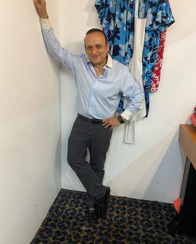 "Gracias por sacudirme para hacer las cosas, por inculcarme fe, por orillarme a comprarme camisas bonitas para las alfombras rojas de mis películas", escribió el 17 de junio de 2018 en su sexto aniversario luctuoso.
<br>