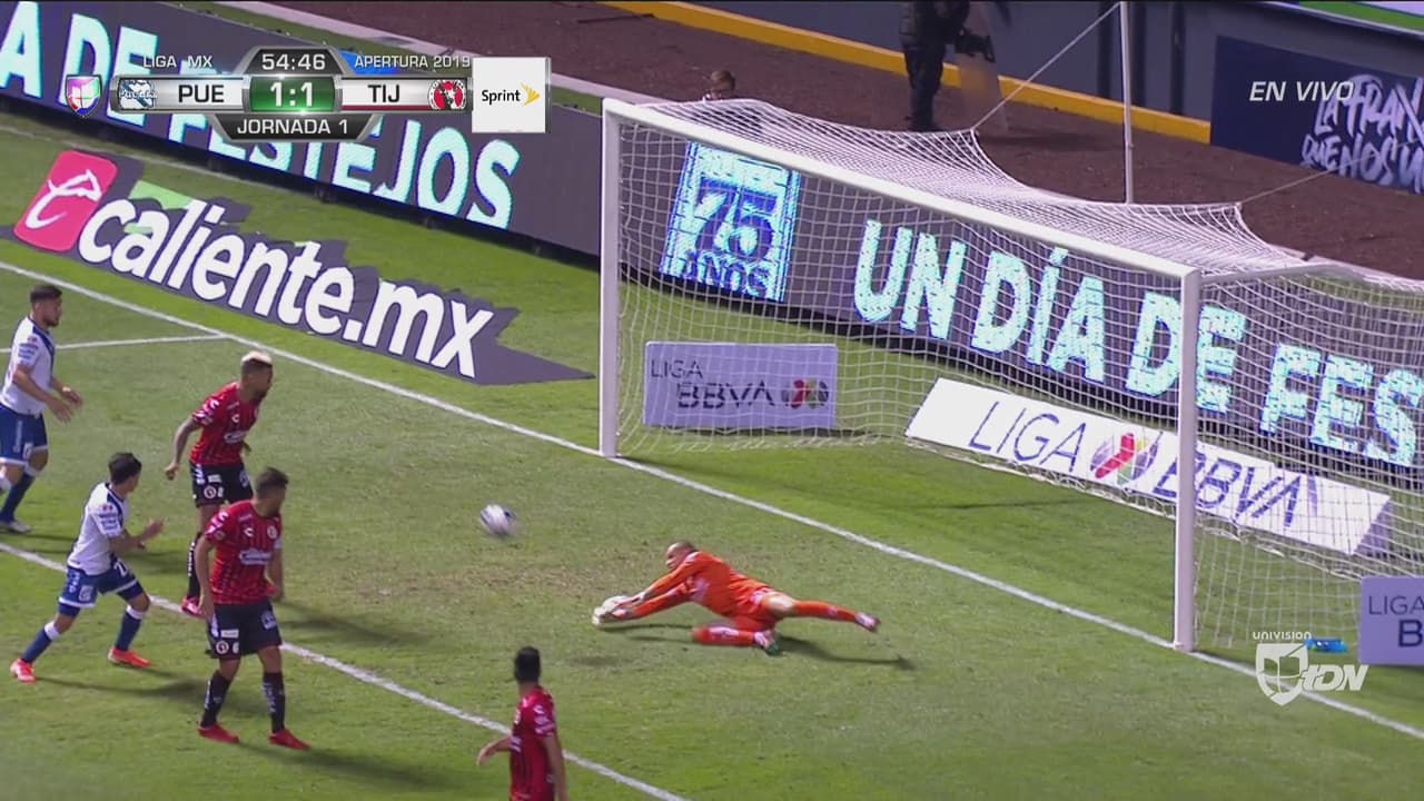 Atajadón de Gibrán Lajud que salva a Xolos del 2-1 de Puebla