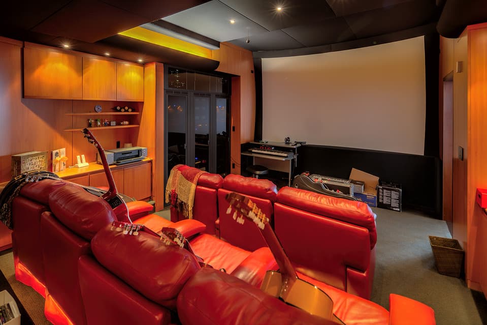 Y como si fuera poco, tiene un cuarto de cine privado.