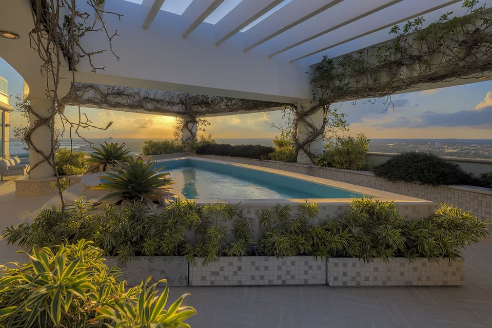 Cuenta con una piscina de exteriores.