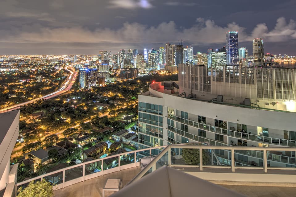 El apartamento tiene varios "decks" y terrazas.