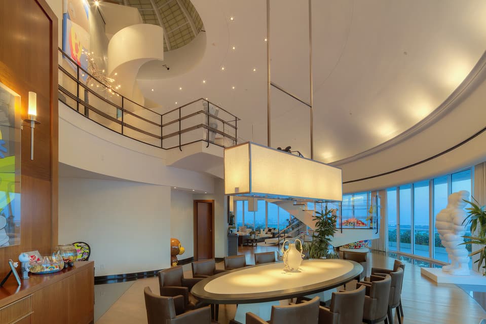 Una escalera de caracol blanco hecha de yeso veneciano conduce a una cúpula translúcida.