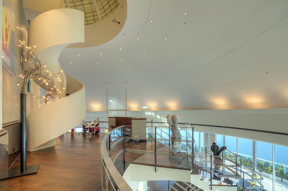 Parte de la colección de arte de Pharrell se encuentra en esta área del "penthouse".