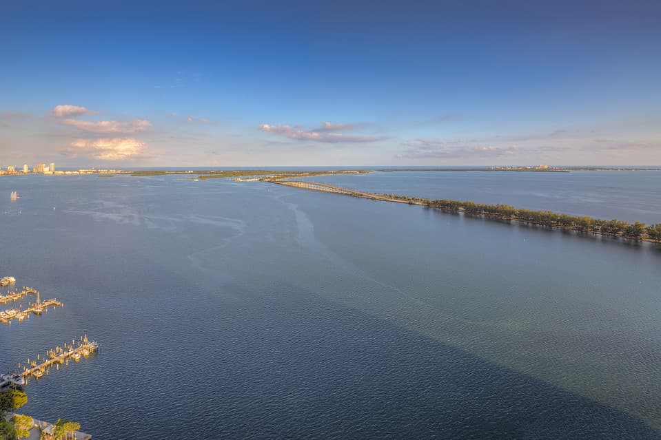 El edificio está localizado en Biscayne Bay, en el vecindario de Brickell.
