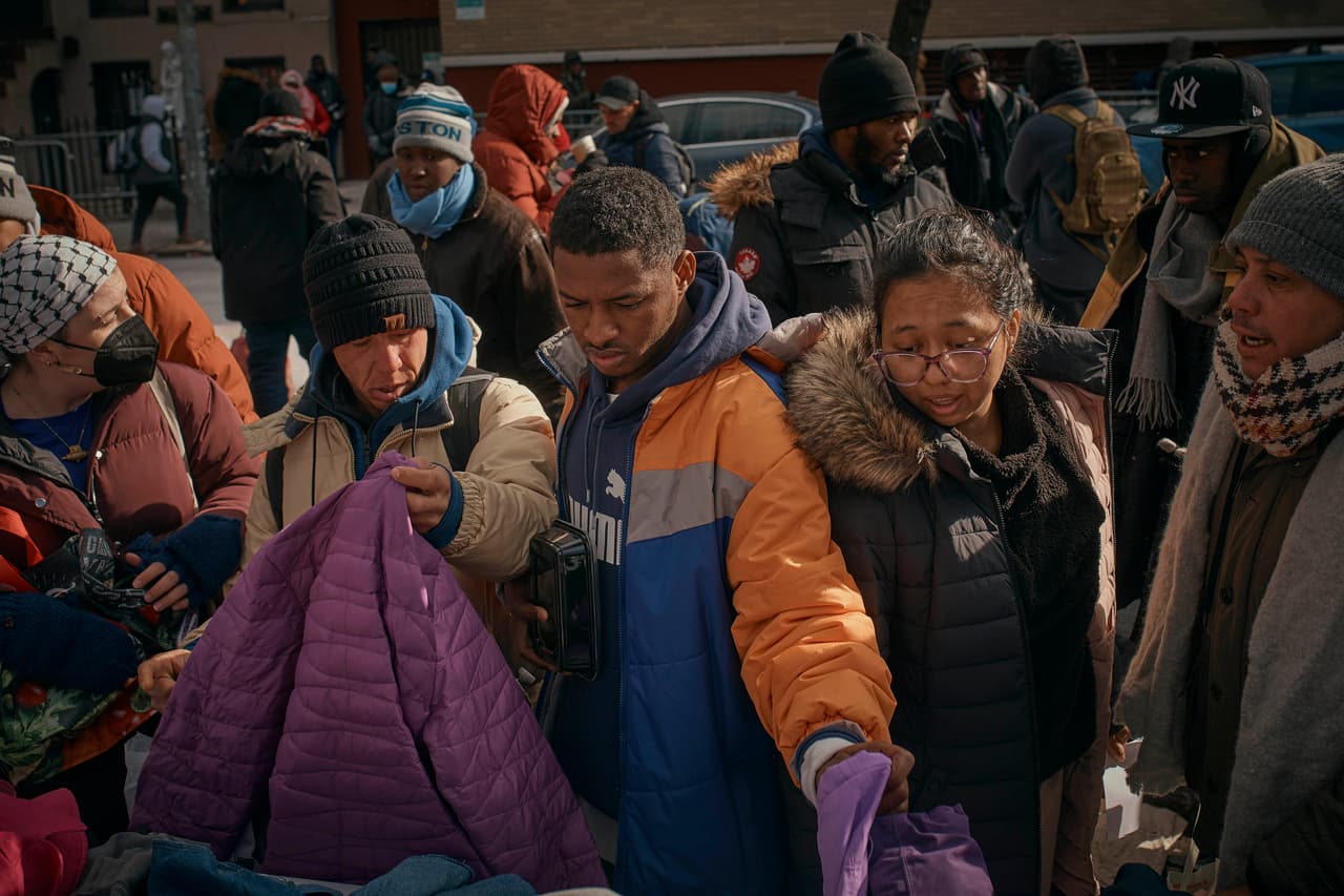 Grupos de ayuda distribuyen ropa invernal a los migrantes.