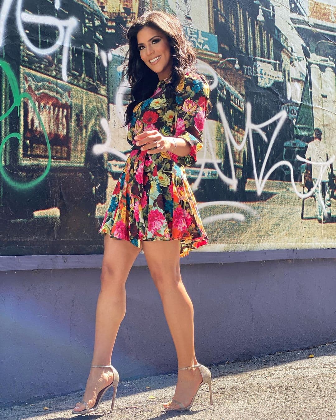 En los últimos meses ha optado por prendas estampadas, como este vestido de flores en colores vibrantes. El look alcanzó casi 65 mil 'corazones' en la red social.