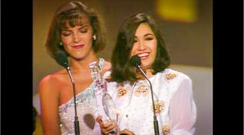La mexicana Ana Gabriel recibió dos premios esa noche: Artista Femenina Pop y Mejor Albúm Pop (Tierra de nadie). Aquí acompañada de Laura Flores. La cantante subió al escenario para cantar 'Simplemente amigos'.