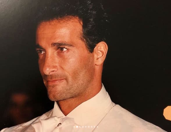 "Hace 20 años. Hoy como ayer, te amo. Ova, mi amor, se me vienen a la cabeza mil frases de lo que siento por ti @ovasabatini. Por ti sé lo que es vivir con un suspiro en el pecho y como siempre te digo: tú me has hecho mejor, mejor de lo que era… verdadera y simplemente te amo. ¡Gracias por nuestras hijas!", escribió la actriz en Instagram.
<br>
