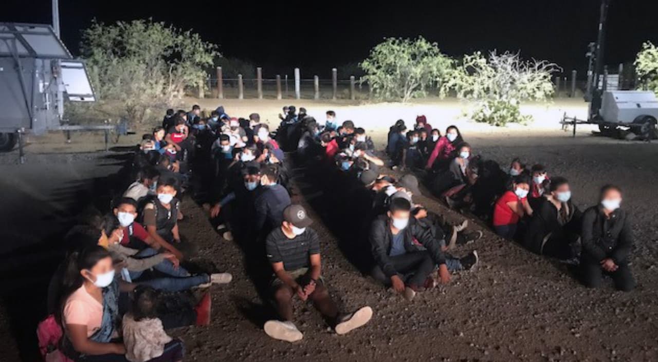 La madrugada del 1 de julio, cuando aún ni salía el sol, un grupo de 95 migrantes se entregaron a agentes de la Patrulla Fronteriza luego de cruzar ilegalmente la frontera cerca de San Miguel, Arizona. Del grupo 91 eran menores inmigrantes no acompañados principalmente de Guatemala.