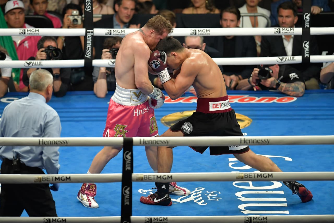 Dmitry Bivol hizo una gran pelea y dejó sin argumentos al Canelo que se apuntó su segunda derrota como profesional.