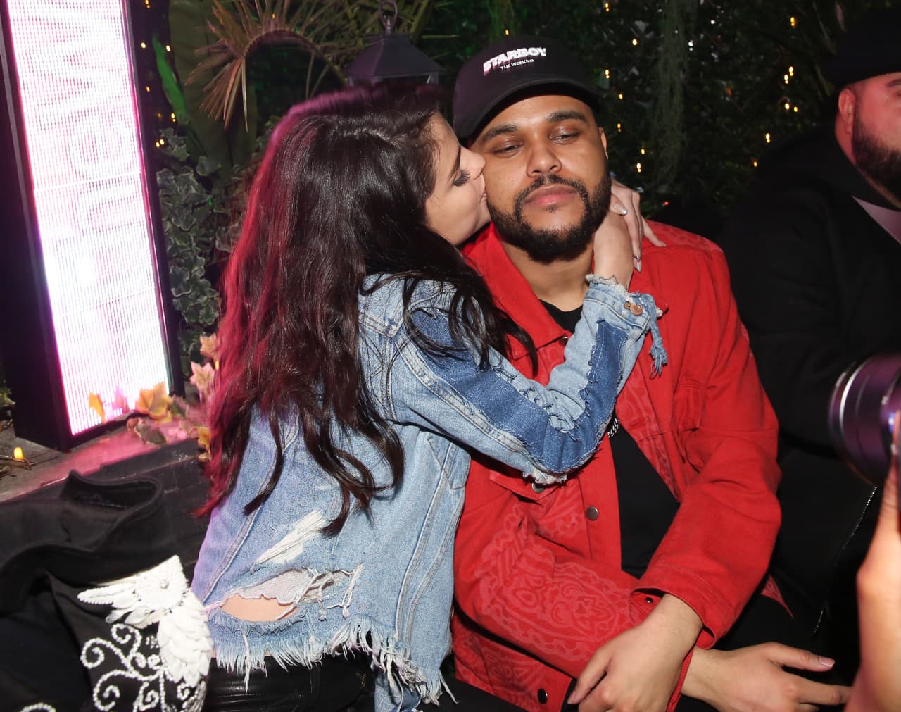 The Weeknd sigue siendo novio de Selena, y si bien se encuentra de gira promocionando 'Starboy', estaba enterado del encuentro.