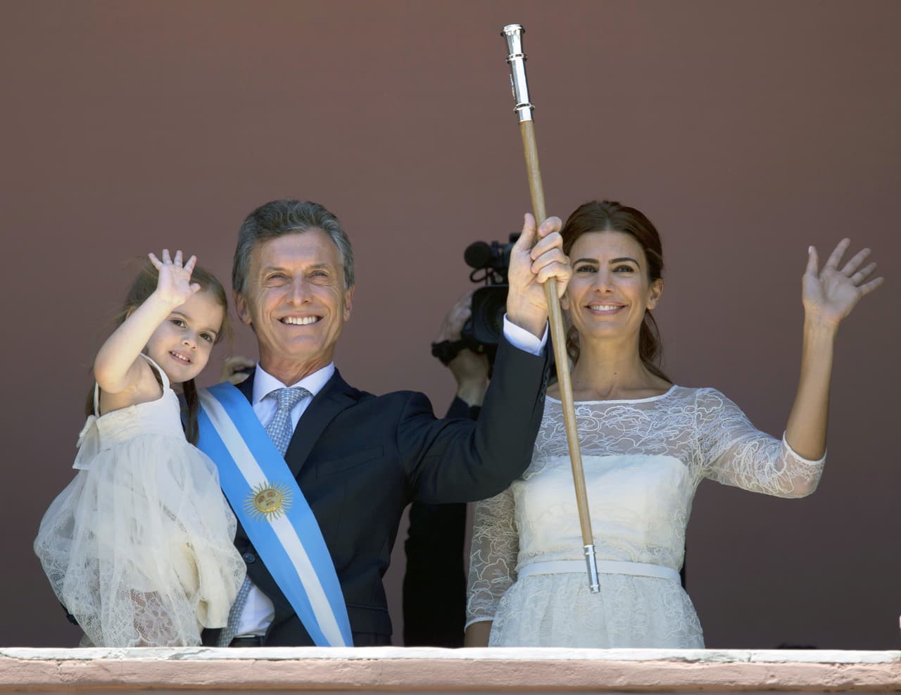 Con baile y promesas, Macri asumió como presidente  de Argentina