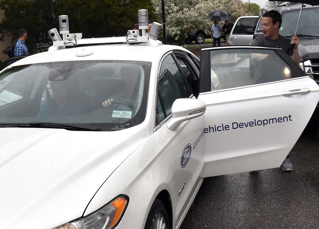 Antes de despedirse de Ford y seguir en su año de viajes Zuckerberg dio una vuelta en un Ford Fusion con capacidad de manejo autónomo que afortunadamente finalizó sin incidentes