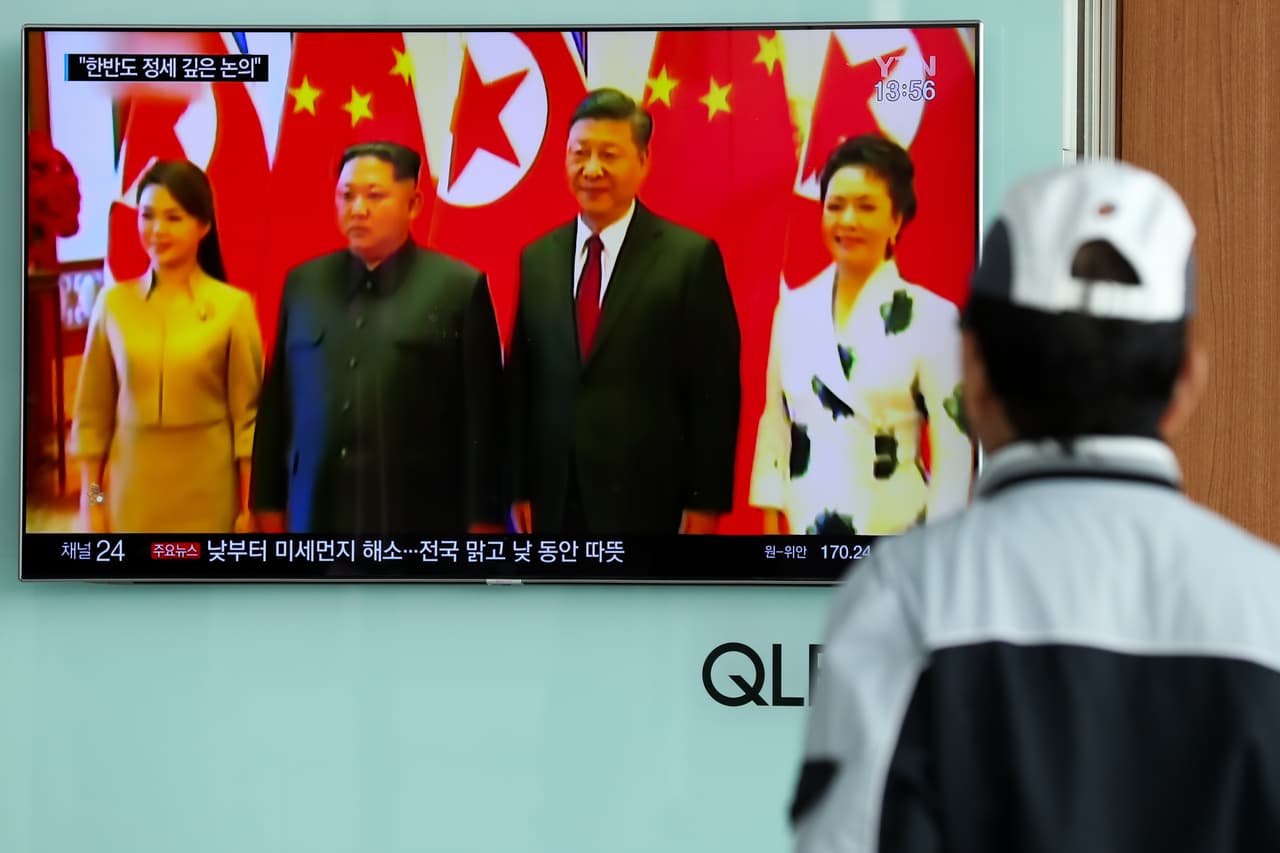 Kim Jong Un y su esposa Ri Sol Ju durante la reunión con el presidente chino Xi Jinping y su esposa Peng Liyuan el 28 de marzo de 2018. Durante esa visita sorpresa, la televisión estatal china dio una cobertura enorme a la visita. Ri estaba allí con su esposo, conoció a Xi y a la primera dama china, Peng Liyuan, y recibió el elogio de los usuarios de las redes sociales en China que elogiaban su belleza y la comparaban con estrellas de la canción.