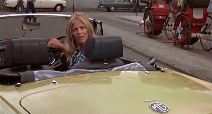 <b>Roger Moore</b> hizo su segunda aparición como 007 en la película
<b>The Man With The Golden Gun </b>(1974), en la que fue reunido con
<b>Britt Ekland</b> la bomba sexy sueca del momento interpretando a
<b>Mary Goodnight</b>, personaje que ha sido descrito como la agente secreta más boba de todos los tiempos. En su primer encuentro con 007 Mary aparece a bordo de un
<b>MGB MkII 1973</b> en un setentoso color amarillo sucio, motivo por el cual recibe el primero de muchos regaños durante el film.