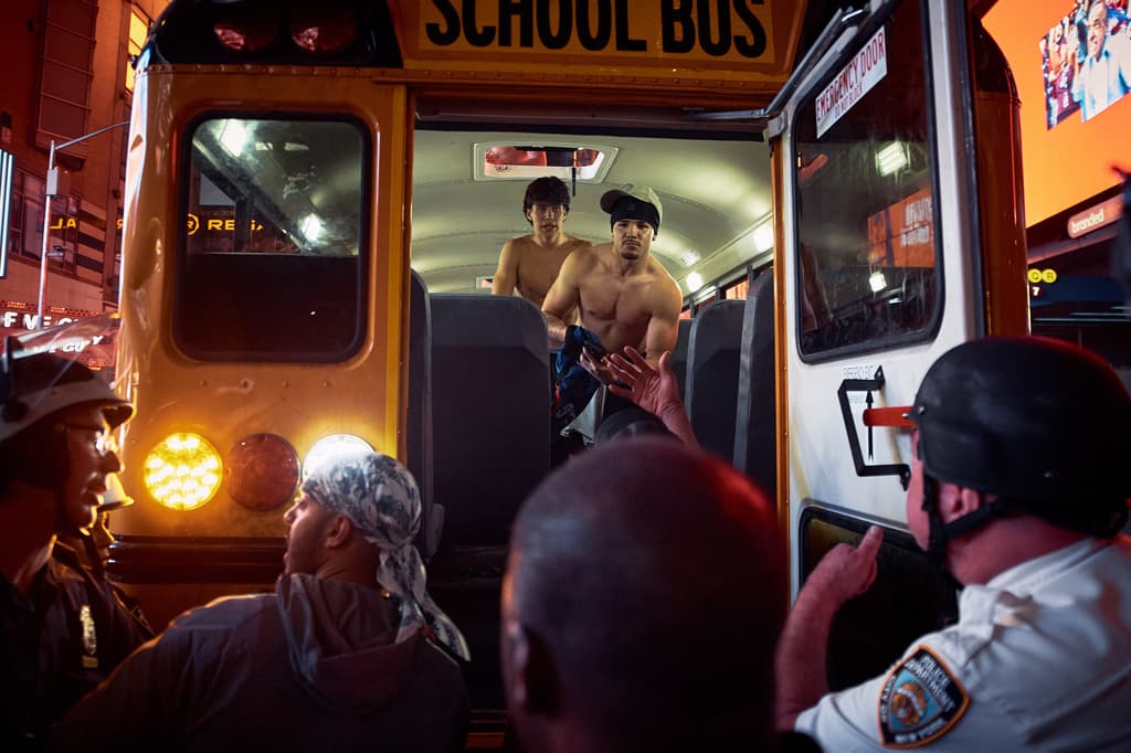 Finalmente, agentes del NYPD bajaron a los fanáticos de los autobuses escolares que resultaron dañados durante 
<b>la celebración del campeonato de los Knicks en la NBA</b>. Oficialmente, 
<b><a href="https://x.com/NYCMayor/status/2066032094048825632" target="_blank">la celebración con el desfile de los campeones será el jueves, 18 de junio.</a></b>