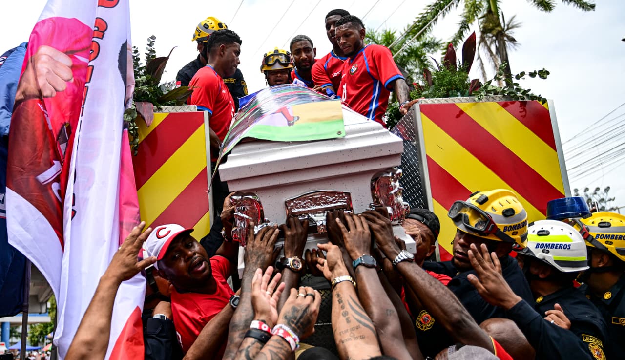  Miles de aficionados le dan el último adiós a Luis Tejada