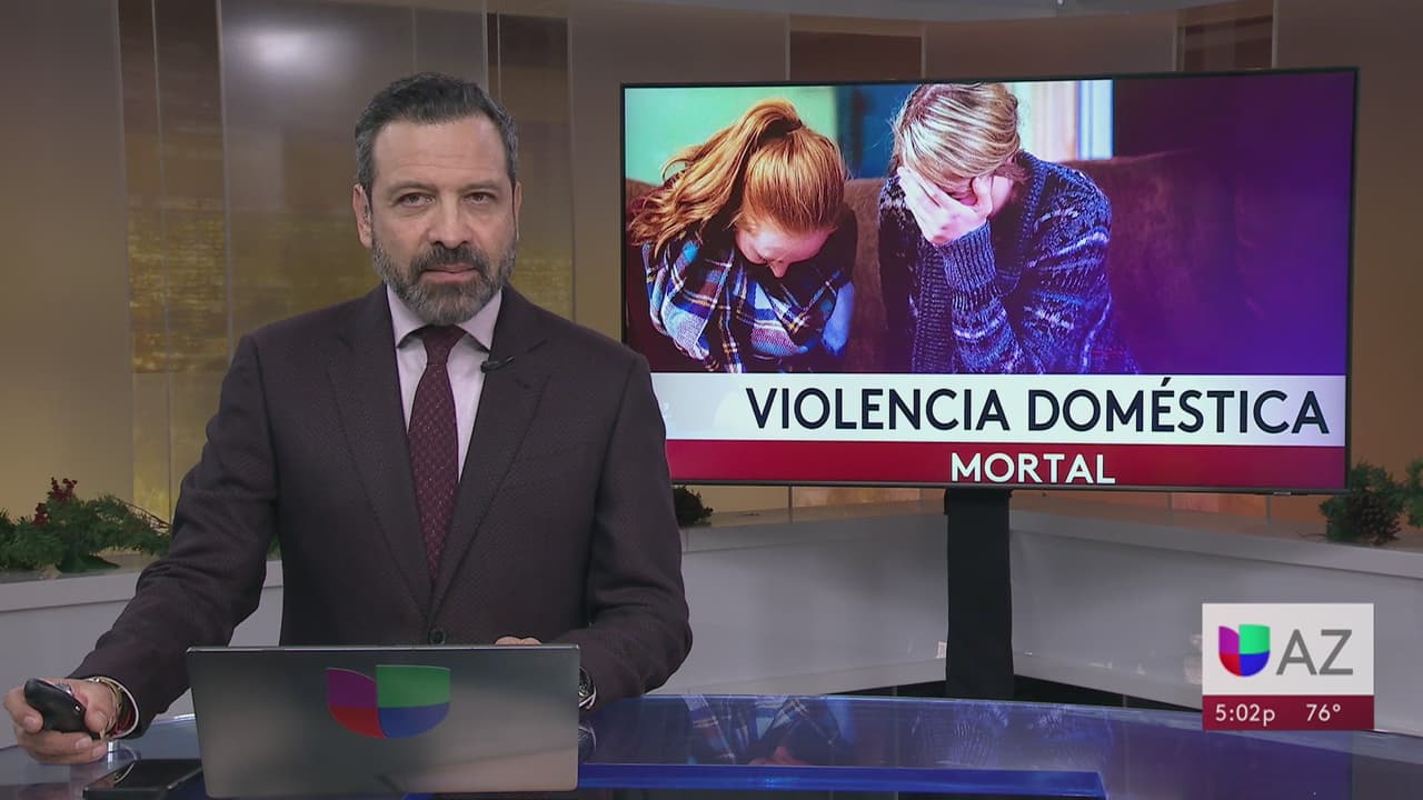 <b>Bryan Fitz, de 53 años, </b>asesinó a su esposa, 
<a href="https://www.univision.com/local/arizona-ktvw/hombre-mata-exesposa-hijo-despues-quitarse-la-vida-phoenix">Sage Fitz, de 49 años,</a> otro hombre identificado como Carmen Buscemi, de 62 años, a su hijo Baynen Fitz, de 12 años, así como a la mascota de la familia, para después quitarse la vida el 19 de diciembre en Phoenix. De acuerdo con autoridades, el motivo parece ser una disputa matrimonial, en otro caso de violencia doméstica que conmocionó el área del Valle.