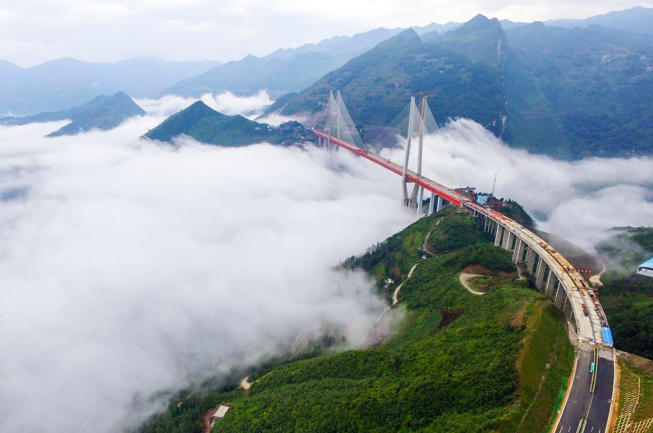Con numerosas montañas y desfiladeros elevados, en Guizhou están ubicados siete de los 10 puentes más altos de China.