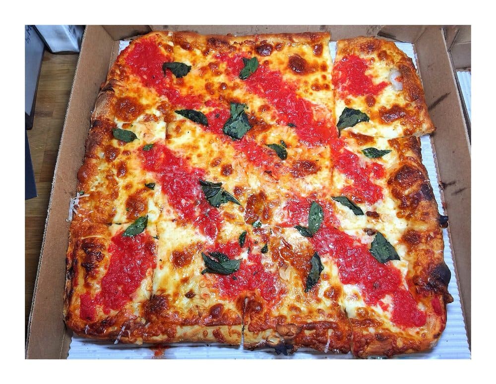 <b>Angelo's Pizzeria </b>
<br>Dirección: 736 S 9th St Philadelphia, PA 19147
<br>Teléfono: (215) 922-0000
<br>Sitio web: 
<a href="https://angelospizzeriasouthphiladelphia.com/">https://angelospizzeriasouthphiladelphia.com/</a> 
<br>
<b><a href="https://www.yelp.com/map/angelos-pizzeria-philadelphia">Cómo llegar</a></b>
<br>
<br>Restaurante de pizzas que también ofrece filetes y sándwiches, entre otras especialidades.