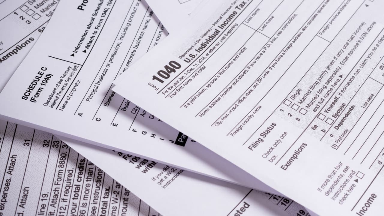 <h3 class="cms-H3-H3">Atención con el preparador de impuestos</h3> El IRS también pone el foco en otro riesgo frecuente: 
<b>el “ghost preparer”.</b> 
<br>Se trata de 
<b>personas que preparan declaraciones a cambio de dinero, pero se niegan a firmarlas o a incluir su número de identificación</b> como preparadores, esa práctica es ilegal. 
<br>👉🏻 El IRS recomienda
<b> desconfiar de quien cobra según el tamaño del reembolso</b>, promete “más dinero garantizado” o pide que el depósito vaya a una cuenta que no está a tu nombre. 
<br>Un preparador pagado 
<b>debe firmar la declaración e incluir <a href="https://www.univision.com/local/dallas-kuvn/irs-preparadores-de-impuestos-deben-renovar-el-ptin-2025-es-obligatorio-fotos" target="_blank">su PTIN.</a></b>