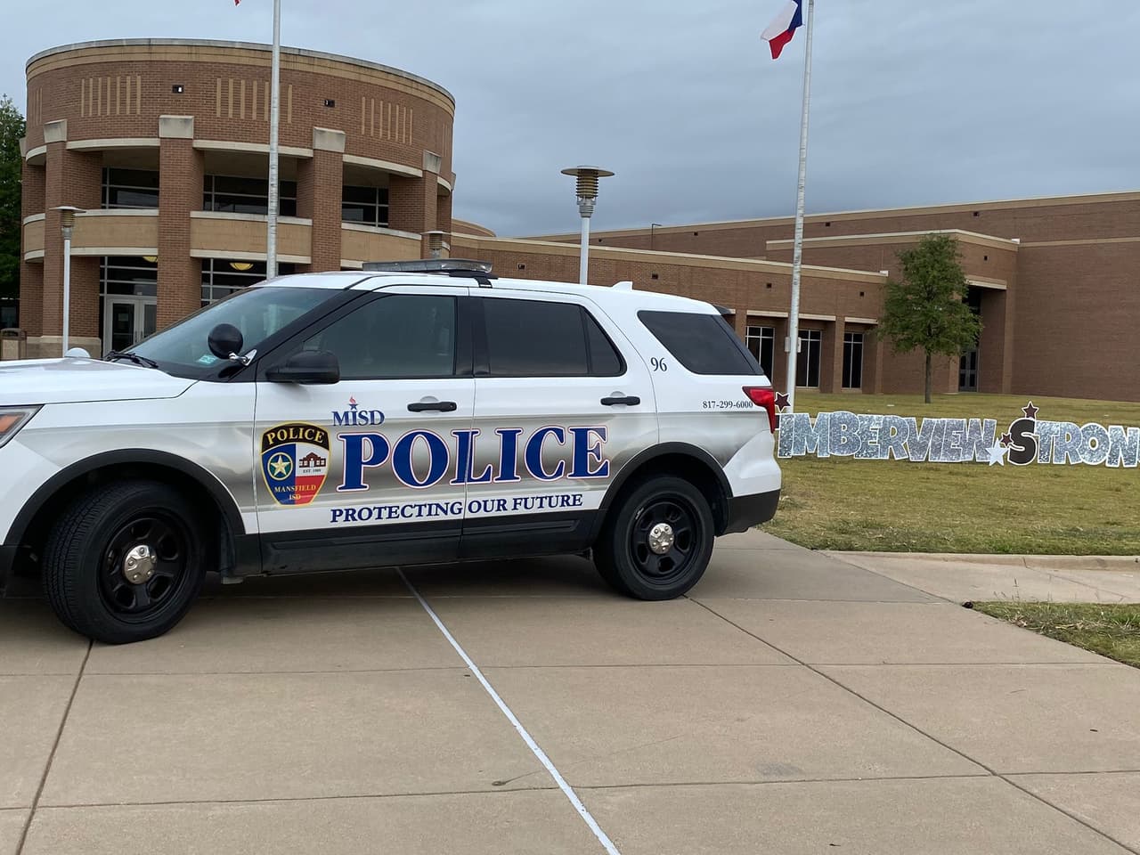 Las patrullas de policía también permanecerán en el plantel como medida de seguridad. 
<br>