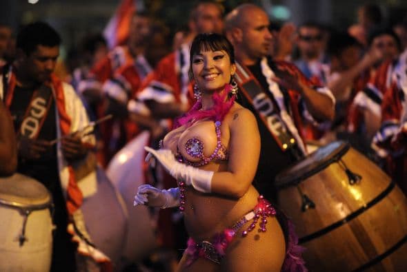 El desfile de Llamadas por la avenida 18 de Julio, se cubrió de bailarines que danzaban al ritmo de tambores. y sonrisas al por mayor.