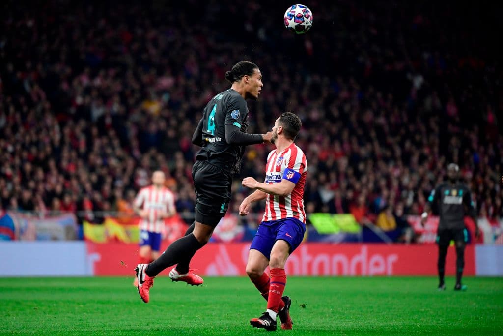 Van Dijk evita el ataque del Atleti cortando un balón aéreo. Controla el balón y sale jugando desde atrás.