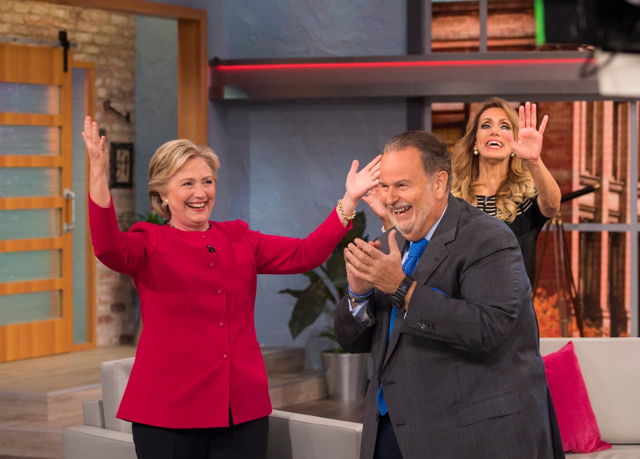 <b>El gordo, la flaca y la candidata</b>. En un episodio histórico, Hillary Clinton
<b><a href="http://www.univision.com/shows/el-gordo-y-la-flaca/la-entrevista-de-hillary-clinton-en-el-gordo-y-la-flaca">visitó el estudio de El Gordo y la Flaca</a></b> de
<b>Univision</b> para hablar sobre la diferencia que pueden hacer los hispanos en las próximas elecciones y las razones por las que apoya a esa comunidad. Fue una participación sin precedentes de un candidato a la presidencia de Estados Unidos en un programa popular de una televisora hispana. 25 de octubre de 2016.