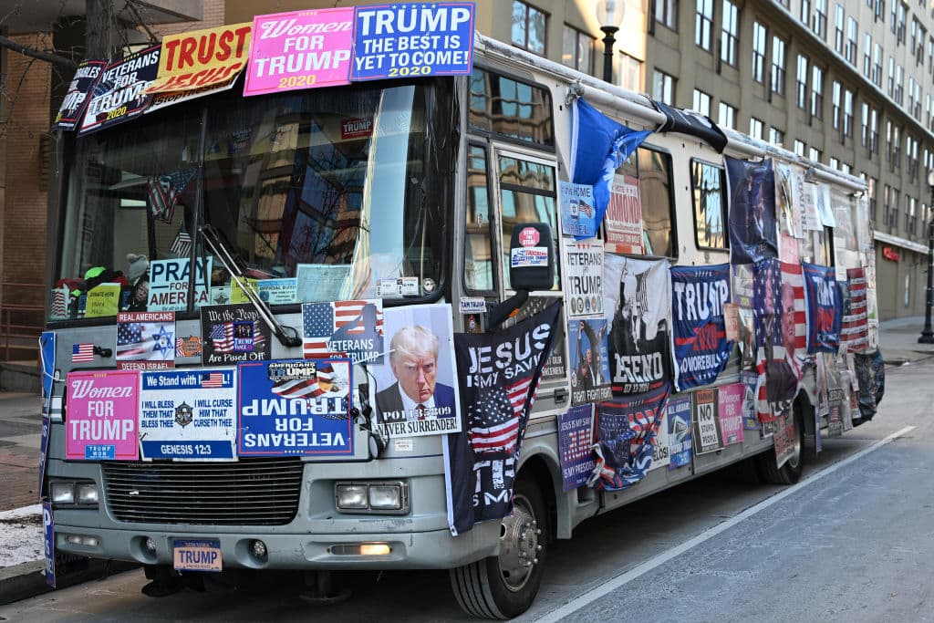 Este 
<b>peculiar camión tapizado de carteles y leyendas alusivas a Trump </b>también recorrió las calles de Washington DC.