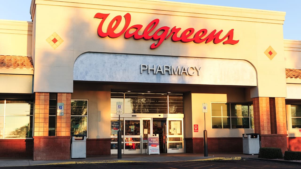 <h3 class="cms-H3-H3">Walgreens: Cierres por toda la nación, también en Texas </h3>
<br>
<b><a href="https://www.univision.com/noticias/estados-unidos/wallgreens-cierre-establecimientos-farmacias-estados-unidos" target="_blank">Walgreens está cerrando tiendas en todo el país, y algunas de ellas estarán en Texas</a>.</b> Esto se debe a que las ventas en sus tiendas físicas han bajado, y la competencia de otras farmacias y compras en línea está afectando sus ganancias. No se ha revelado la lista con las ubicaciones.
<br>
<b>Impacto: </b>Los clientes de algunas zonas perderán acceso cercano a productos farmacéuticos y otros artículos de salud.