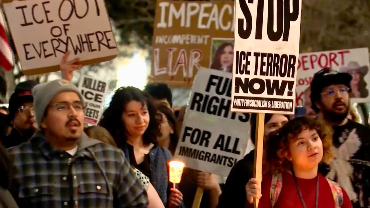 La mayoría de los manifestantes cargaba pancartas contra ICE y contra 
<a href="https://www.univision.com/local/nueva-york-wxtv/noem-respalda-accionar-del-agente-de-ice-que-ultimo-a-mujer-en-minneapolis-video" target="_blank">Kristi Noam, Secretaria del Departamento de Seguridad Nacional,</a> quien respaldó al agente que disparó a la mujer al decir que este actuó siguiendo los protocolos.