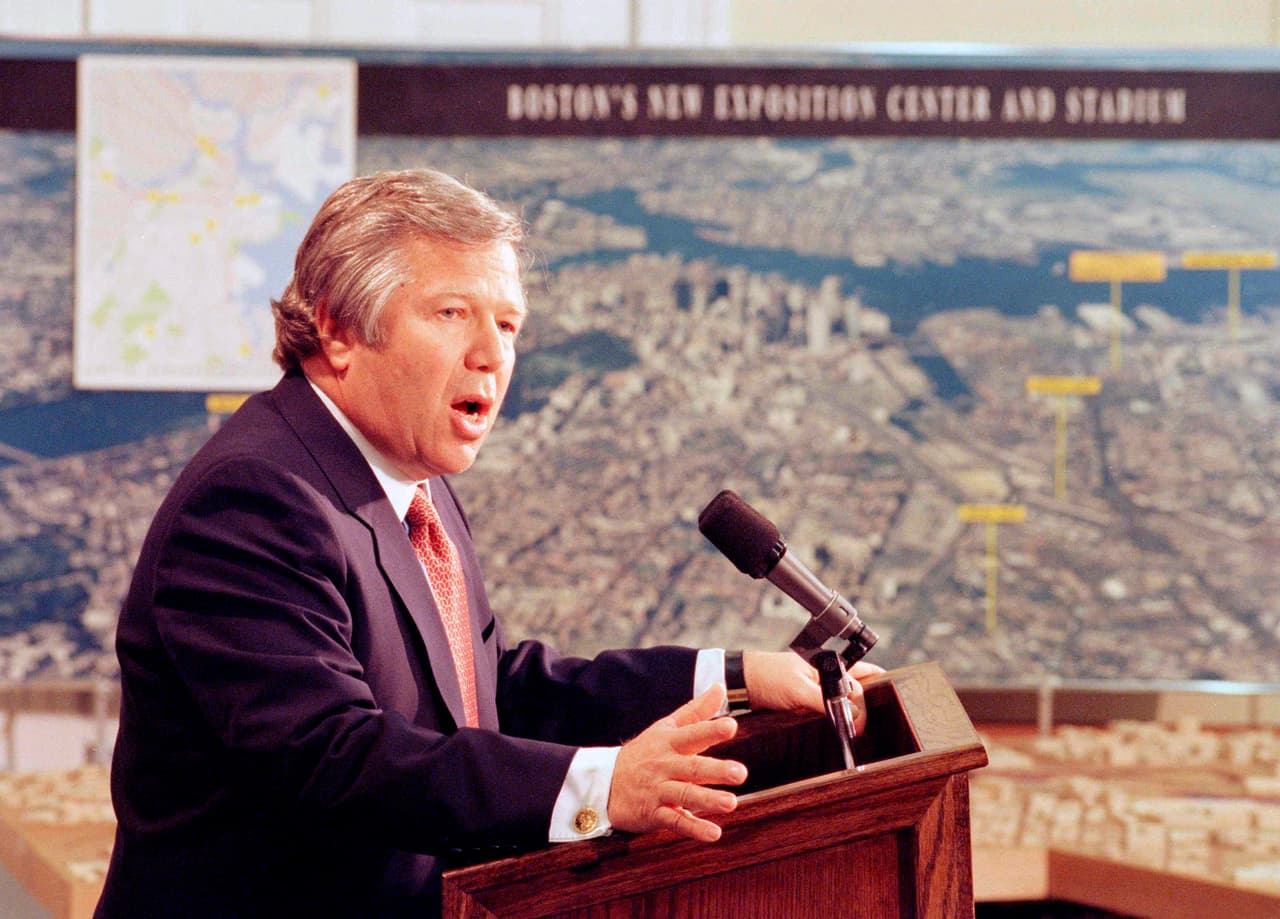 <b>Paso a paso</b>
<br>- Durante un lapso de 13 años de 1975 a 1988 obtuvo la compra de los territorios alrededor del estadio y el estadio.
<br>- El siguiente paso era complicado, pero su mayor deseo: obtener la franquicia de los Patriots y tendría 13 años para lograrlo desde que comenzó a apoderarse de los Patriots.