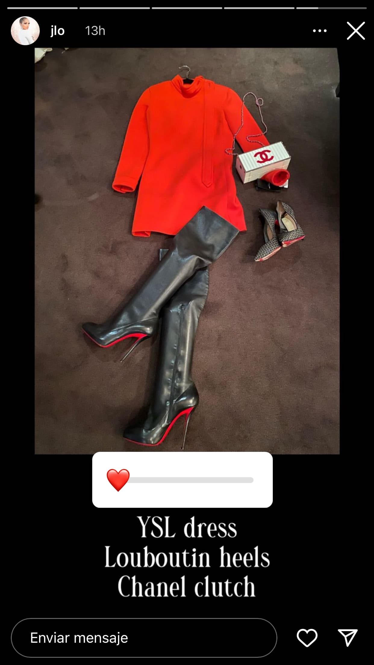 La última opción fue este minivestido en color rojo de YSL, con botas altas Louboutin. Otra alternativa de calzado fueron unos tacones de la misma marca. Todo acompañado de un 'clutch' Chanel.
<br>