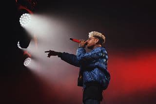 <b>3. El efecto que ha tenido en él: </b>"Es el tema que me ha cambiado la vida. Llevo muchos años trabajando por este momento, pero cuando 'Pa Mi' superó los 100 millones en YouTube, me tomó de sorpresa".