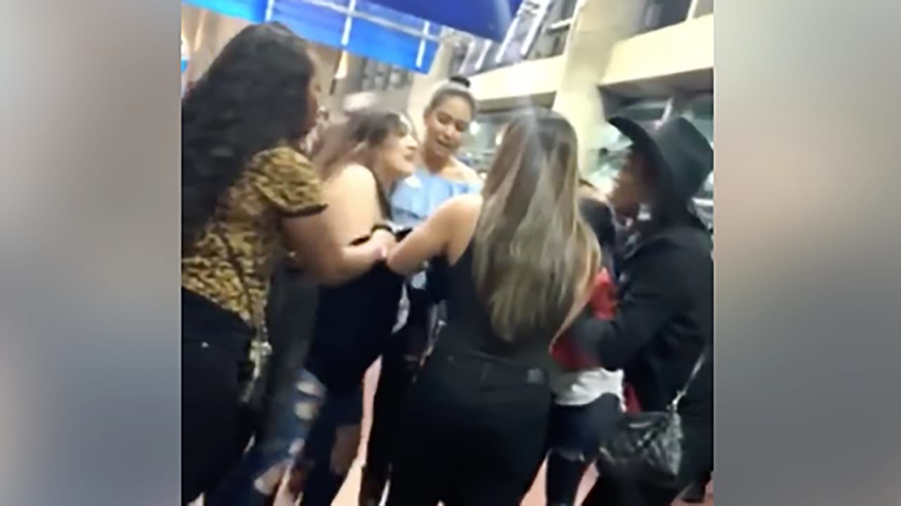 Video muestra
<a href="https://www.univision.com/local/houston-kxln/video-muestra-pelea-durante-concierto-de-cardi-b-en-rodeo-houston-video">pelea</a> durante concierto de Cardi B en Rodeo Houston.
<br>Cuatro mujeres se disputaban asientos durante la presentación de la cantante en el NRG Stadium el viernes 1 de marzo y la discusión terminó en pleito. Las autoridades dijeron que no se realizaron arrestos