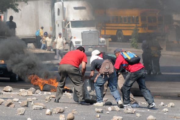 Los zelayistas incendiaron neumáticos de vehículos para bloquear el bulevar Fuerzas Armada, esta avenida es una de las artéreas más transitadas al sur de la ciudad, lo que ocasionó grandes embotellamientos.