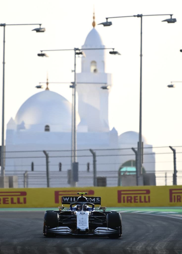 El mexicano Sergio Pérez finalizó en la novena posición de la Q2 en una complicada sesión para la escudería Red Bull dónde Max Verstappen terminó en el cuarto sitio. El siete veces campeón del mundo inglés Lewis Hamilton de Mercedes fue el más rápido este viernes, por delante de su compañero finlandés Valtteri Bottas, en el segundo entrenamiento libre para el Gran Premio de Arabia Saudí, el vigésimo primero y penúltimo del Mundial de Fórmula Uno, que se disputa en el circuito urbano.