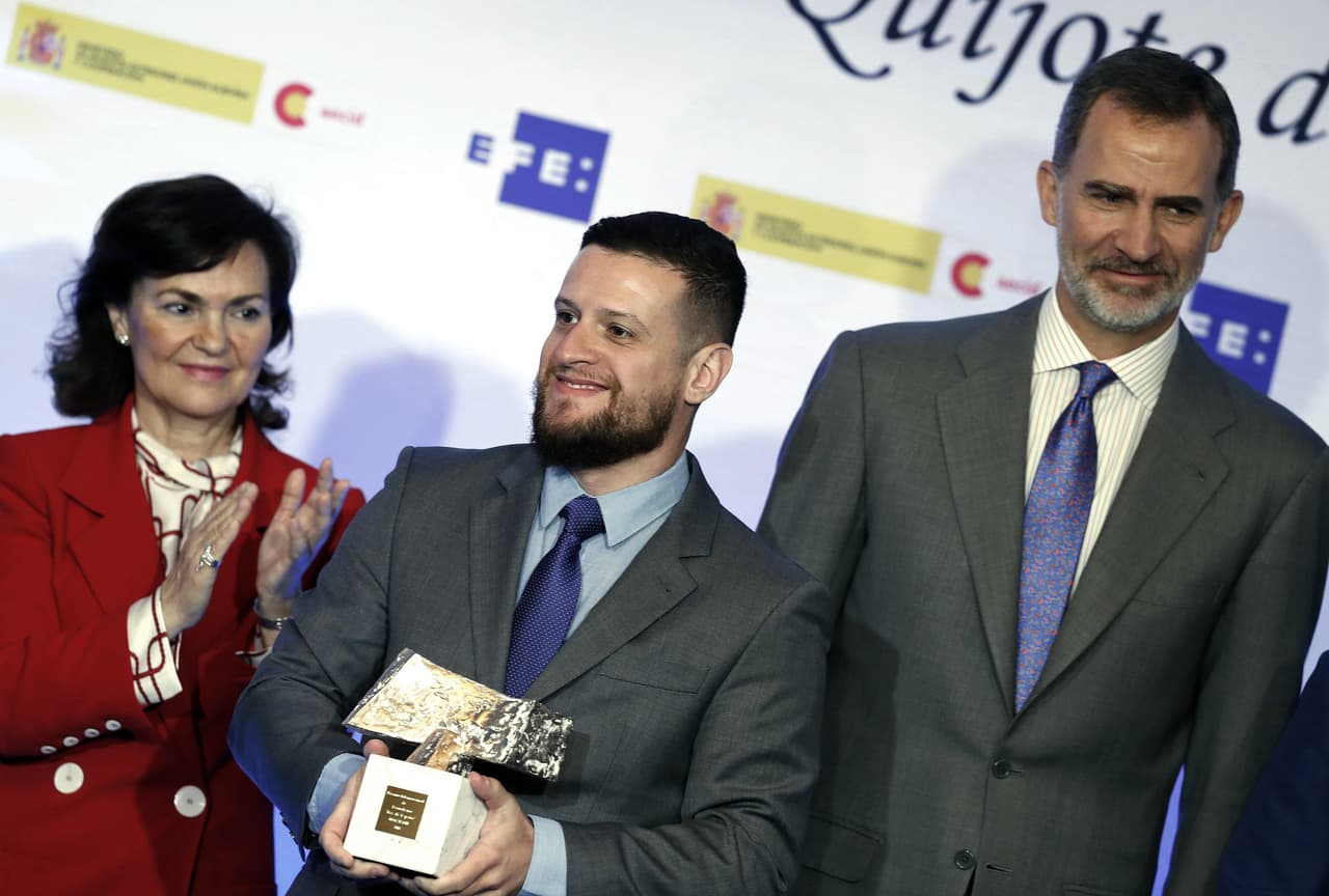 El brasileño Marcelo Menezes (c), junto a la vicepresidenta del Gobierno en funciones, Carmen Calvo (i), tras recibir de manos del rey Felipe el Premio de Televisión 2018, por un programa sobre piratas en la Amazonía, emitido por Record TV, durante la ceremonia de entrega de los XXXVI Premios Rey de España.