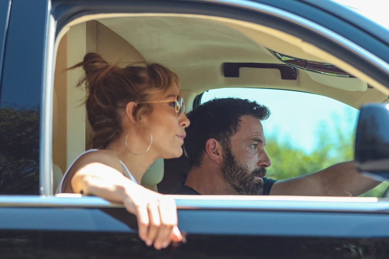 Una fuente le dijo a Us Weekly que no creen que 
<b><a href="https://www.usmagazine.com/celebrity-news/news/ben-affleck-jennifer-lopez-plan-to-move-in-together-very-soon/" target="_blank">"estén apurando las cosas"</a></b> y que están listos para dar el siguiente paso en su relación.
<br>