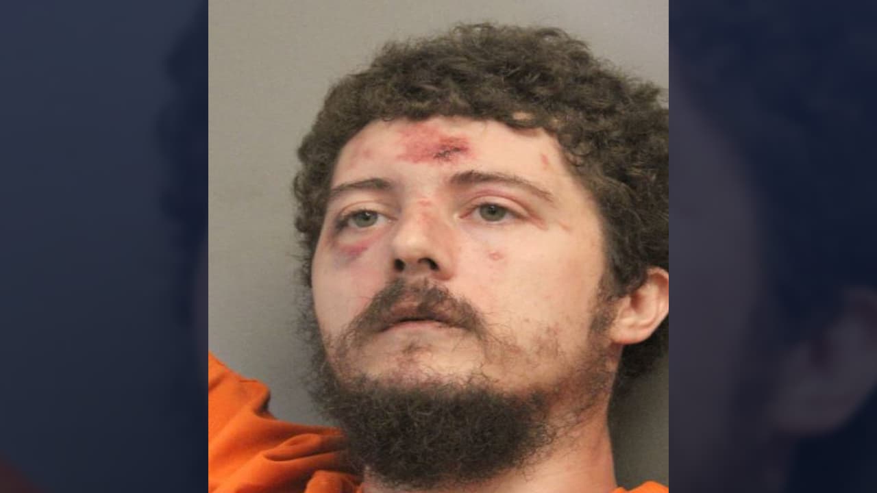 Arrestan a un hombre acusado de intentar hurtar un auto y patear a un sargento del condado de Harris 