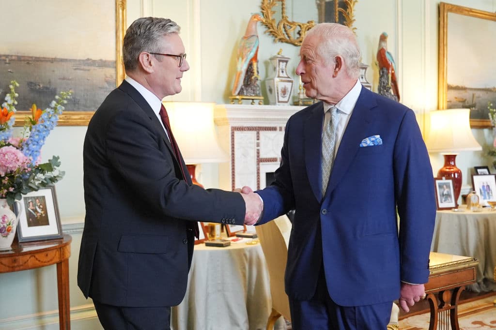 El rey Carlos III da la bienvenida a Sir Keir Starmer durante una audiencia en el Palacio de Buckingham, donde invitó al líder del Partido Laborista a convertirse en primer ministro y formar un nuevo gobierno tras la aplastante victoria del Partido Laborista.