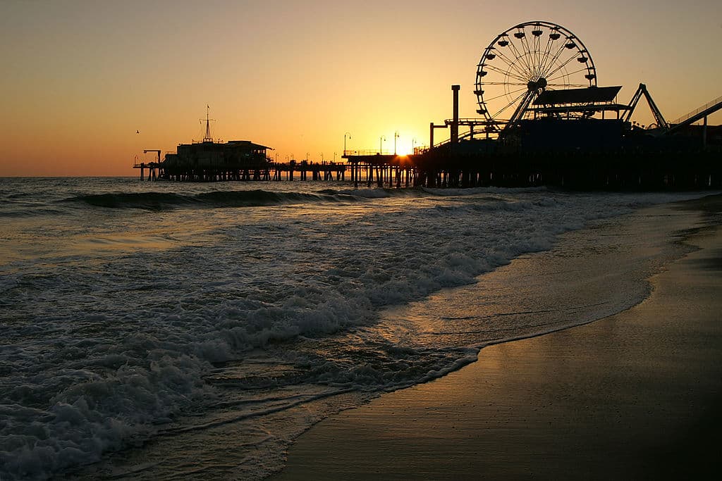 <b>Santa Monica Beach</b>
<br>Tanto la playa como el muelle de la ciudad de Santa Monica son públicos y puedes llegar en tu carro, metro, bicicleta y hasta caminando.
