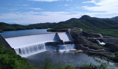 <b>Puesto 4.</b>
<b>Sinaloa | Almacenamiento: 51%</b>
<br>
<br>Decenas de familias que viven en la sierra de Sinaloa tuvieron que abandonar sus casas.
<br>
<br>La presa Sanalona, principal fuente de agua de la capital sinaloense, se encuentra al 26% de su capacidad, de acuerdo a los índices del Nivel de Aguas Máximas Ordinarias (NAMO) publicados por la Comisión Nacional del Agua. La presa de Vinoramas, ubicada también en la zona centro del estado, se encuentra al 29% de su capacidad.