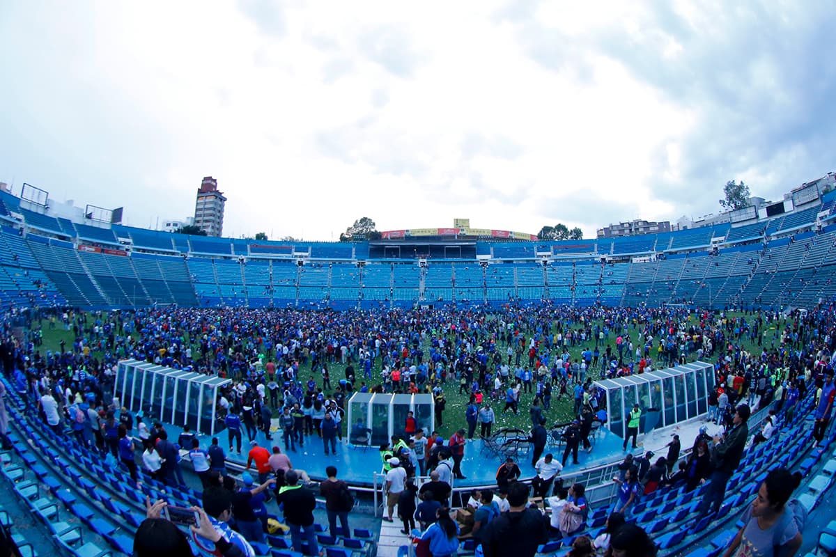 Los fanáticos sobrepasaron la seguridad para ingresar al terreno de juego.